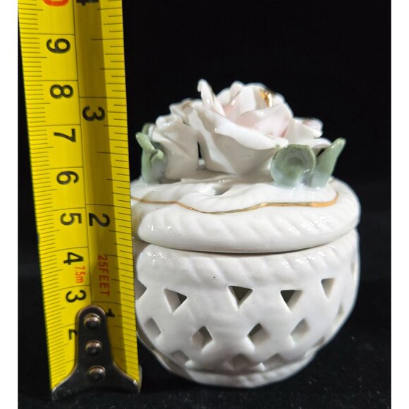 Beautiful porcelain roses trinket box cachet pot 3" - Picture 6 of 7